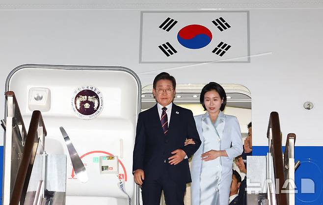 [성남=뉴시스] 최진석 기자 = 이재명 대통령과 부인 김혜경 여사가 19일 주요 7개국(G7) 정상회의 참석을 마치고 성남 서울공항에 도착해 공군 1호기 내리고 있다. 2025.06.19. myjs@newsis.com