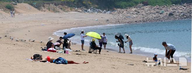 19일 해수욕장을 찾은 시민들이 바닷바람에 더위를 식히고 있다. 2025.06.19. amin2@newsis.com