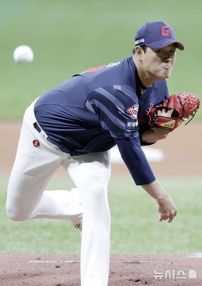 [서울=뉴시스] 최동준 기자 = 18일 서울 구로구 고척스카이돔에서 열린 2025 KBO리그 시범경기 롯데 자이언츠와 키움 히어로즈의 경기, 롯데 선발 나균안이 역투하고 있다. 2025.03.18. photocdj@newsis.com