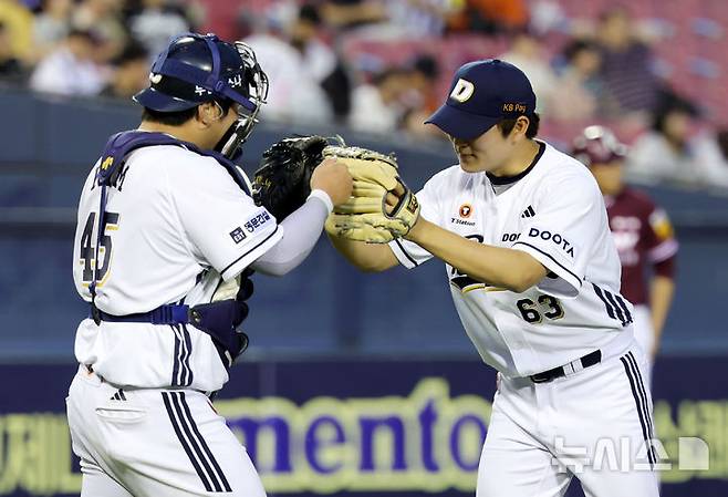 [서울=뉴시스] 홍효식 기자 = 15일 서울 송파구 잠실야구장에서 열린 2025 KBO리그 키움 히어로즈와 두산 베어스의 경기, 3-2로 승리한 두산 마무리 투수 김택연과 포수 김기연이 기뻐하고 있다. 2025.06.15. yesphoto@newsis.com