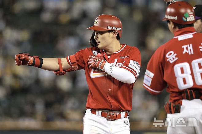 [서울=뉴시스] 정병혁 기자 = 2일 서울 송파구 잠실야구장에서 열린 2025 KBO리그 SSG 랜더스와 LG 트윈스의 경기, 5회초 1사 주자없는 상황 SSG 최지훈이 안타를 친 뒤 베이스를 밟고 있다. 2025.05.02. jhope@newsis.com