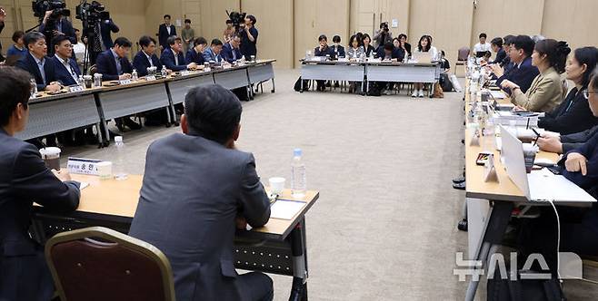[세종=뉴시스] 강종민 기자 = 이한주 국정기획위원장이 19일 오후 세종시 정부세종컨벤션센터에서 열린 고용노동부 업무보고에서 모두발언을 하고 있다. 2025.06.19. ppkjm@newsis.com