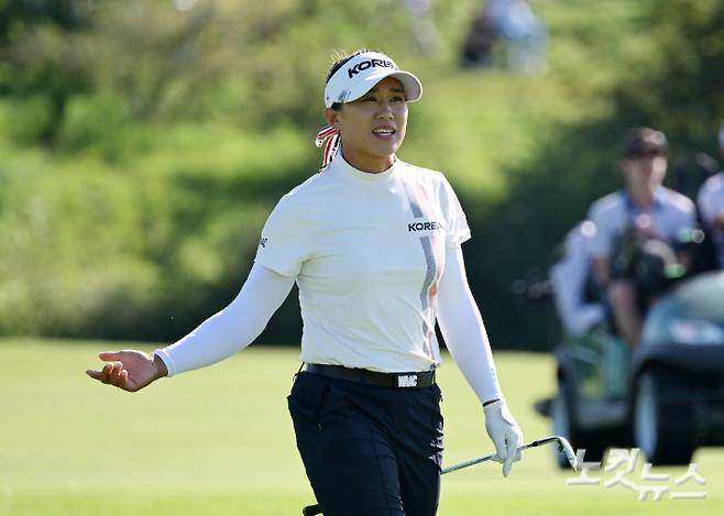 2024파리올림픽 골프 국가대표 양희영이 8일(현지시간) 프랑스 생캉탱앙이블린 골프 나시오날에서 열린 여자 스트로크 플레이 2라운드 1번홀에서 서드샷 후 아쉬워하고 있다. 2024.8.8 생캉탱앙이블린=올림픽사진공동취재단 / ZU 황진환 기자