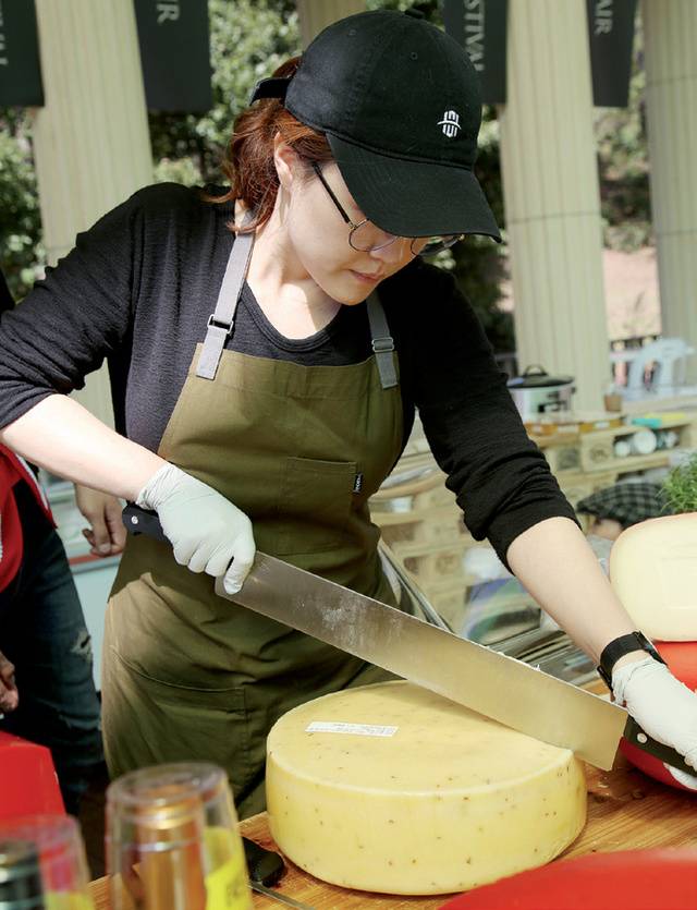 김은주 대표가 ‘임실치즈축제’에 참여해 치즈를 선보이고 있다.