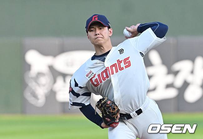 [OSEN=부산, 이석우 기자] 18일 부산 사직야구장에서 2025 신한 SOL 뱅크 KBO 리그 롯데 자이언츠와 한화 이글스의 경기가 열렸다. 홈팀 롯데는 홍민기가, 방문팀 한화는 엄상백이 선발 출전했다.롯데 자이언츠 선발 투수 홍민기가 역투하고 있다. 2025.06.18 / foto0307@osen.co.kr