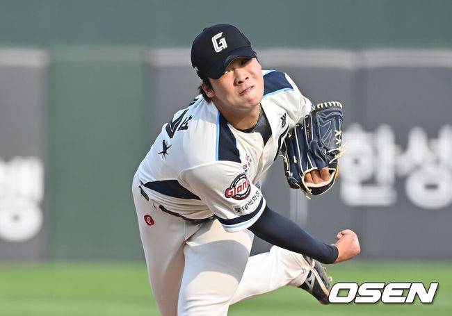 [OSEN=부산, 이석우 기자] 1일 부산 사직야구장에서 2025 신한 SOL 뱅크 KBO 리그 롯데 자이언츠와 SSG 랜더스의 경기가 열렸다. 홈팀 롯데는 이민석이, 방문팀 SSG는 앤더슨이 선발 출전했다.롯데 자이언츠 선발 투수 이민석이 역투하고 있다. 2025.06.01 / foto0307@osen.co.kr