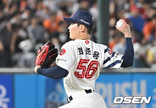 [OSEN=부산, 이석우 기자] 18일 부산 사직야구장에서 2025 신한 SOL 뱅크 KBO 리그 롯데 자이언츠와 한화 이글스의 경기가 열렸다. 홈팀 롯데는 홍민기가, 방문팀 한화는 엄상백이 선발 출전했다.롯데 자이언츠 최준용이 역투하고 있다. 2025.06.18 / foto0307@osen.co.kr