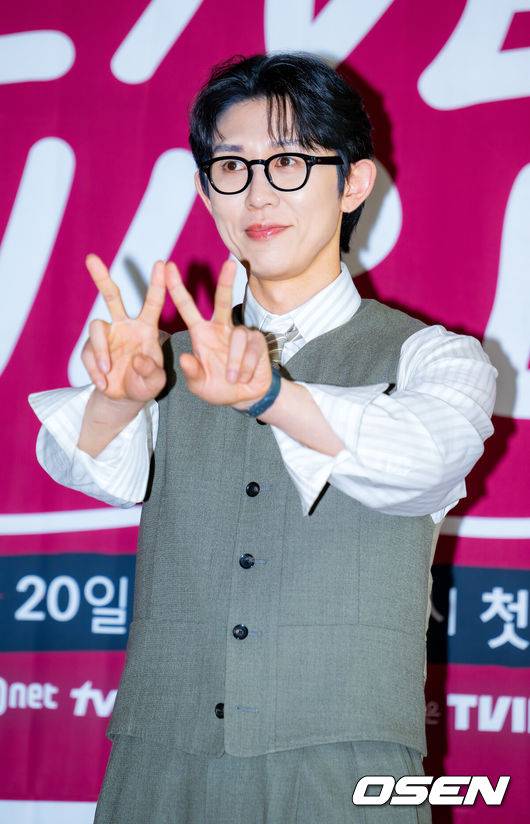 [OSEN=민경훈 기자] 19일 서울 중구 커뮤니티하우스 마실에서 Mnet&nbsp;라이브 음악 토크쇼&nbsp;'라이브 와이어' 제작발표회 및 기자간담회가 열렸다.Mnet ‘라이브 와이어’는 음악으로 사람과 사람을 연결하는 릴레이 방식의 음악 토크쇼로, 매 회 아티스트가 다음 아티스트를 직접 지목하며 무대를 이어가는 독특한 형식으로 주목받고 있다. 정재형과 코드 쿤스트는 이번 프로그램을 통해 처음으로 MC 호흡을 맞추며 색다른 시너지를 예고했다.MC 코드 쿤스트가 포토타임을 갖고 있다. 2025.06.19 /rumi@osen.co.kr