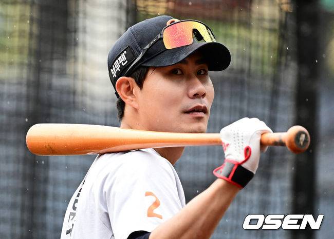 [OSEN=대전, 지형준 기자] 13일 대전 한화생명볼파크에서 2025 신한 SOL Bank KBO리그 한화 이글스와 LG 트윈스의 경기가 열린다.LG가 40승 26패 1무(승률 .606)로 1위, 한화는 40승 27패(승률 .597)로 2위다. 0.5경기 차이다. 경기 결과에 따라 1위가 바뀔 수도 있다.&nbsp;경기가 열릴지는 미지수. 대전 한화생명볼파크에는 비가 내리고 있다. 한화 선수들이 배팅 훈련을 끝내고, 오후 3시 10분쯤 대형 방수포로 그라운드를 덮었다.&nbsp;일기예보에 따르면 오후 4시~5시&nbsp;7mm, 오후 5~6시 8mm, 오후 6~7시에는 5mm의 비 예보가 있다.한화 심우준이 훈련을 하고 있다. 2025.06.13 /jpnews@osen.co.kr