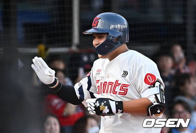 [OSEN=부산, 이석우 기자] 18일 부산 사직야구장에서 2025 신한 SOL 뱅크 KBO 리그 롯데 자이언츠와 한화 이글스의 경기가 열렸다. 홈팀 롯데는 홍민기가, 방문팀 한화는 엄상백이 선발 출전했다.롯데 자이언츠 박재엽이 2회말 2사 1,2루 좌월 3점 홈런을 치고 하이파이브를 하고 있다. 2025.06.18 / foto0307@osen.co.kr