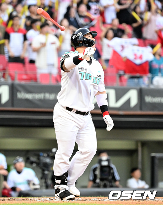 [OSEN=광주, 이대선 기자] 19일 오후 광주-기아 챔피언스필드에서 2025 신한 SOL Bank KBO리그 KIA 타이거즈와 KT 위즈의 경기가 열렸다.KIA는 올러, KT는 배제성을 선발 투수로 내세웠다.2회말 1사에서 KIA 최형우가 우월 솔로 홈런을 치고 있다. 2025.06.19 /sunday@osen.co.kr