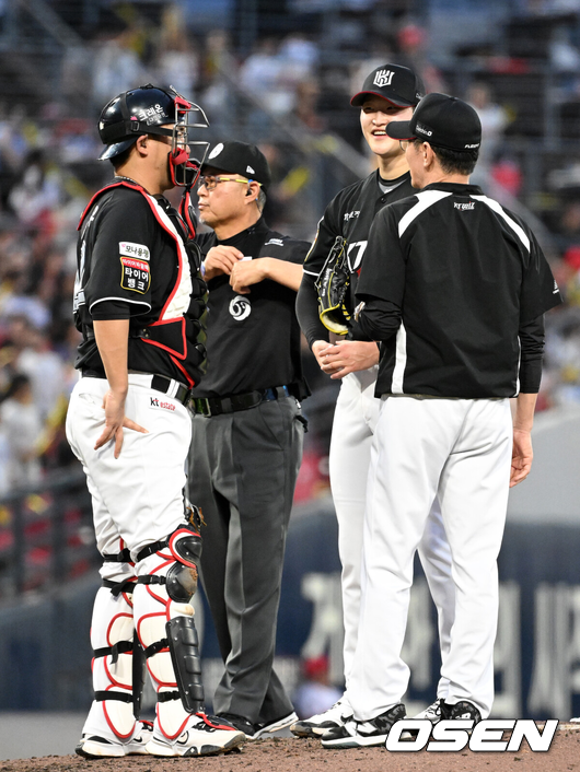 [OSEN=광주, 이대선 기자] 19일 오후 광주-기아 챔피언스필드에서 2025 신한 SOL Bank KBO리그 KIA 타이거즈와 KT 위즈의 경기가 열렸다.KIA는 올러, KT는 배제성을 선발 투수로 내세웠다.4회말 1사 2루에서 KT 배제성이 마운드를 방문한 KT 이강철 감독과 이야기를 나누며 미소짓고 있다. 2025.06.19 /sunday@osen.co.kr