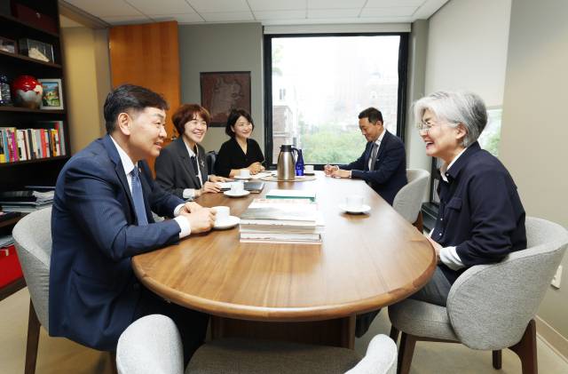 ▲김관영 전북도지사가 17일(현지시간) 뉴욕에서 강경화 아시아소사이어티 회장과 만나 전북의 문화·산업 전략을 공유하고 협력 방안을 논의하고 있다. ⓒ전북특별자치도