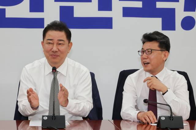 ▲더불어민주당 김병기 당대표 직무대행 겸 원내대표(왼쪽)가 19일 서울 여의도 국회에서 열린 정책조정회의에서 진성준 정책위의장에게 손뼉 치고 있다. ⓒ연합뉴스