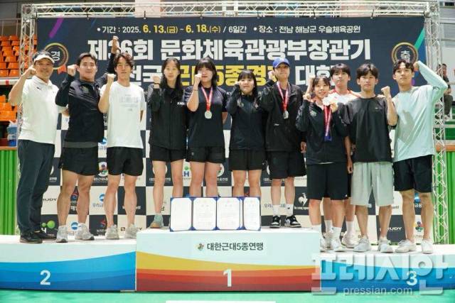 ▲완주군청 근대5종팀 선수들이 ‘제36회 문화체육관광부장관기 전국 근대5종 경기대회’에서 입상한 뒤 단체 기념촬영을 하고 있다. ⓒ완주군