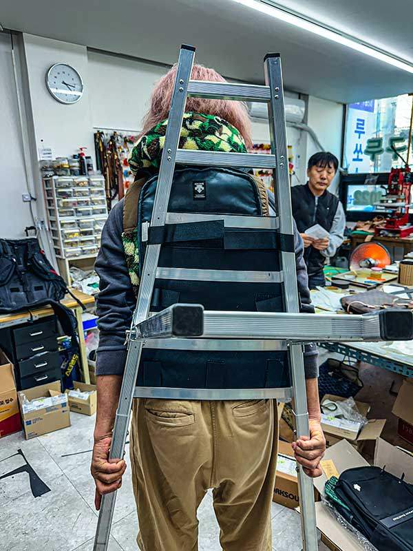 지게 제작 중. 완성은 했지만 가는 도중 여러 번 고장나 수리를 해야 했다.