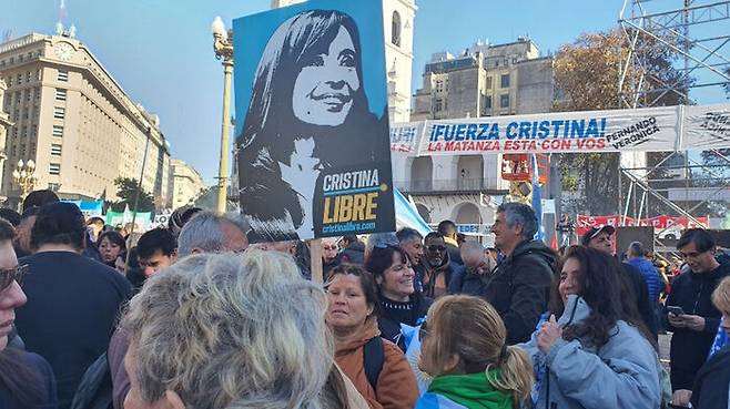 18일(현지시간) 아르헨티나의 수도 부에노스아이레스의 5월 광장에서 개최된 크리스티나 페르난데스 전 대통령 지지 시위에서 한 지지자가 '크리스티나를 석방하라'란 팻말을 들고 있다.