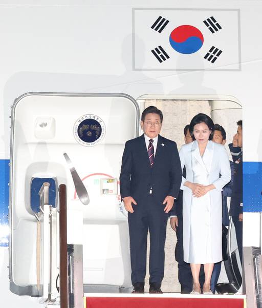 이재명 대통령과 부인 김혜경 여사가 19일 새벽 캐나다에서 열린 주요7개국(G7) 정상회의 참석을 마치고 경기도 성남 서울공항을 통해 귀국하고 있다. 뉴스1