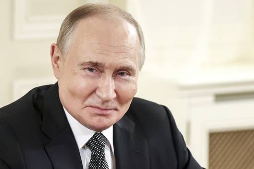 19일(현지시간) 러시아 상트페테르부르크에서 개막한 국제경제포럼에 참석한 블라디미르 푸틴 러시아 대통령이 서방 언론을 포함한 외신 기자들과 만나 문답을 주고받는 도중 미소를 짓고 있다. AP연합뉴스