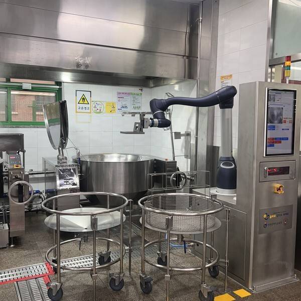 부산교육청이 학교 급식실에 ‘조리로봇’을 도입한다. 사진은 인천지역 학교 급식실에 설치된 조리로봇이다. 인천교육청 제공