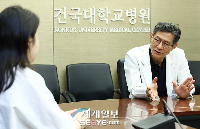 지난 18일 송기호 건국대학교병원 내분비대사내과 교수는 간단한 피검사를 통해 갑상선 기능 이상을 확인할 수 있다며 정기 검진을 권유했다. 한윤종 기자