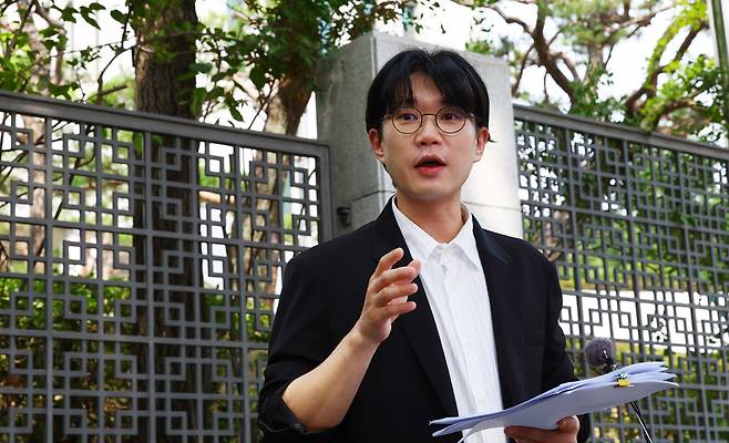 백해룡 경정 법률대리인인 이창민 변호사가 19일 서울 서초동 대검찰청 앞에서 마약 수사 외압 사건 검찰 수사 무마 의혹 관련 증거 공개와 설명을 하고 있다.&nbsp; &nbsp; 뉴시스