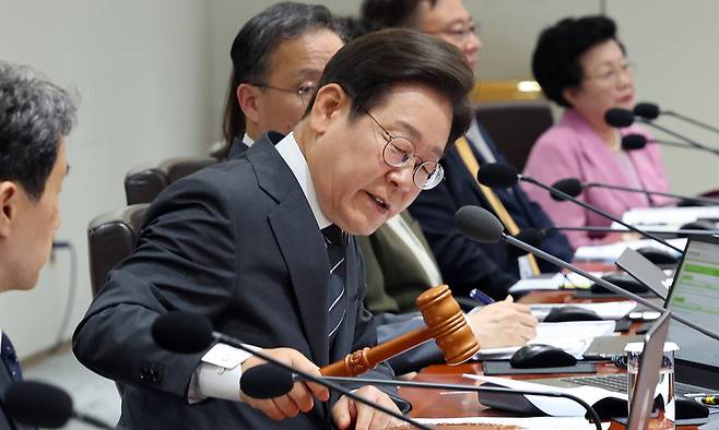 이재명 대통령이 19일 용산 대통령실에서 열린 국무회의에서 개회 선언을 하고 있다. 연합뉴스