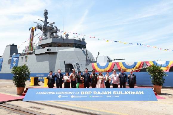 지난달 HD현대중공업 울산 본사에서 열린 2400t급 필리핀 원해경비함 ‘라자 술라이만함’ 진수식에서 관계자들이 기념 사진을 찍고 있다. HD현대중공업 제공