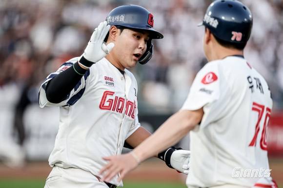 롯데 자이언츠 신인 포수 박재엽이 18일 부산 사직구장에서 열린 한화 이글스와의 경기 2회에서 프로 데뷔 첫 홈런을 3점 홈런으로 쏘아 올린 베이스를 돌며 유재신 코치와 하이파이브를 하고 있다. 롯데 자이언츠 제공