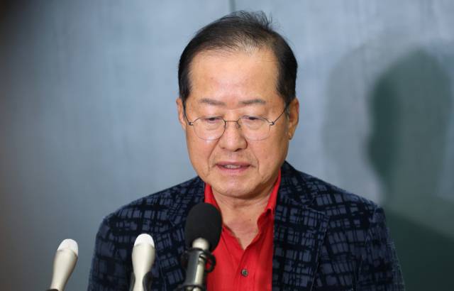 국민의힘 대선 경선에서 탈락한 뒤 정계 은퇴를 선언하고 하와이로 떠났던 홍준표 전 대구시장이 17일 인천국제공항을 통해 귀국해 인터뷰를 하고 있다. 뉴스1