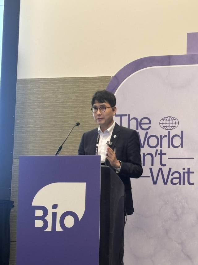 전승호 코오롱티슈진 대표가 18일(현지시간) 미국 보스턴 바이오USA에서 기업 발표를 하고 있다. 이정민 기자