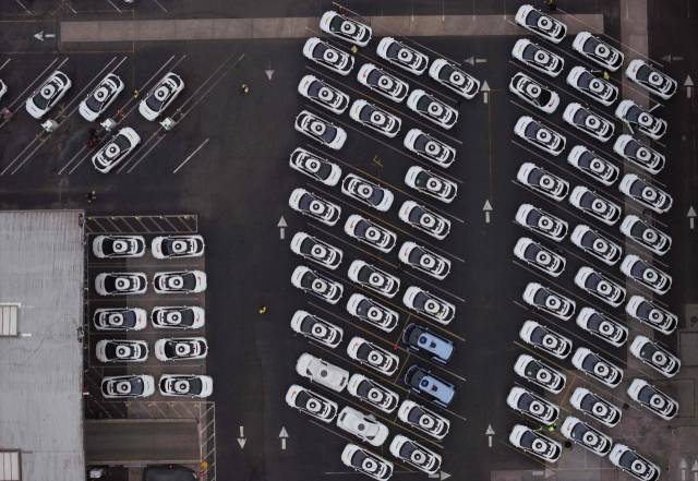 지난 10일(현지 시간) 미국 샌프란시스코 시내의 웨이모 시설에 주차된 웨이모의 무인 택시들이 손님을 기다리고 있다. /AFP연합뉴스