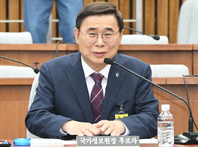 이종석 국가정보원장 후보자가 19일 국회에서 열린 정보위원회의 인사청문회에 출석해 의원들의 질의에 답하고 있다. 오승현 기자