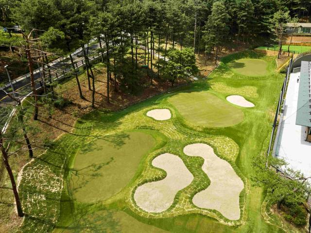 마스터스 대회장인 오거스타내셔널의 12번 홀을 오마주한 워커힐 골프클럽의 쇼트 게임 연습장. 사진 제공=워커힐호텔앤리조트