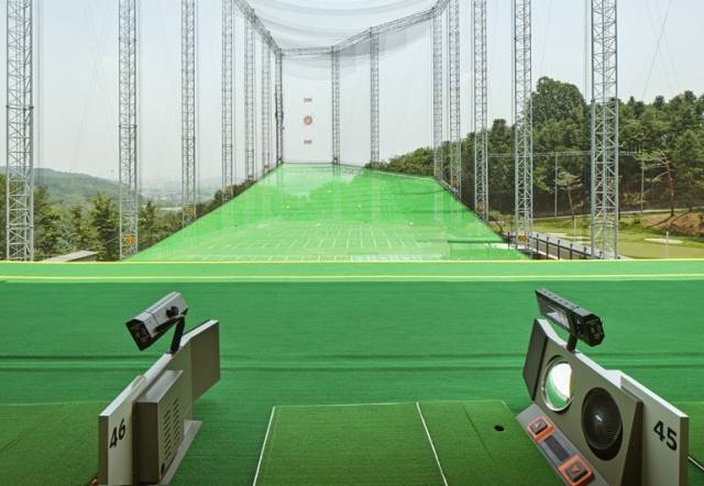 멀리 한강이 보이는 연습장 3층 타석. 사진 제공=워커힐호텔앤리조트