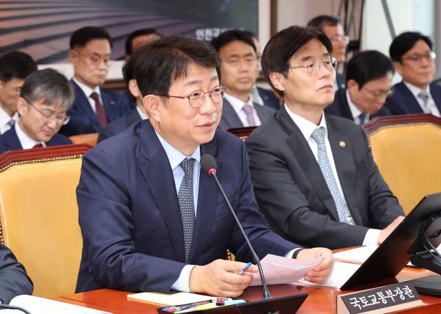 박상우 국토교통부 장관이 지난 4월 서울 여의도 국회에서 열린 국토교통위원회 전체회의에서 의원 질의에 답변하고 있다.