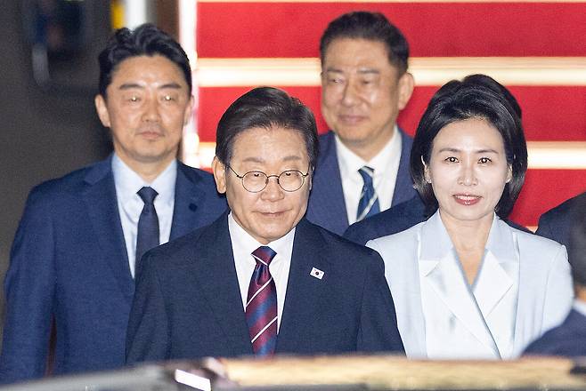 이재명 대통령과 김혜경 여사가 6월19일 51차 주요 7개국(G7) 정상회의 일정을 마친 뒤 성남 서울공항에 도착해 공군 1호기에서 내려 차량으로 향하고 있다. 뒤는 강훈식 대통령 비서실장과 더불어민주당 김병기 당 대표 직무대행 겸 원내대표. ⓒ연합뉴스