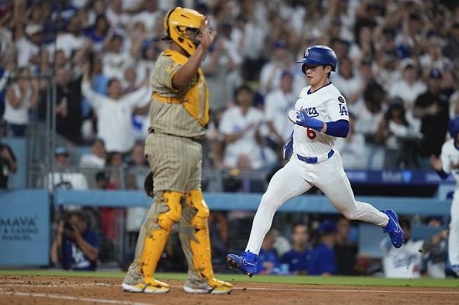 김혜성(오른쪽)이 19일(한국시간) 다저스타디움에서 열린 2025 메이저리그(MLB) 샌디에이고와 홈경기에서 5회말 달튼 러싱의 2타점 적시타 때 홈을 밟고 있다. 김혜성은 시즌 4번째 2루타를 날리며 팀의 4-3 승리를 도왔다. LA ｜AP뉴시스