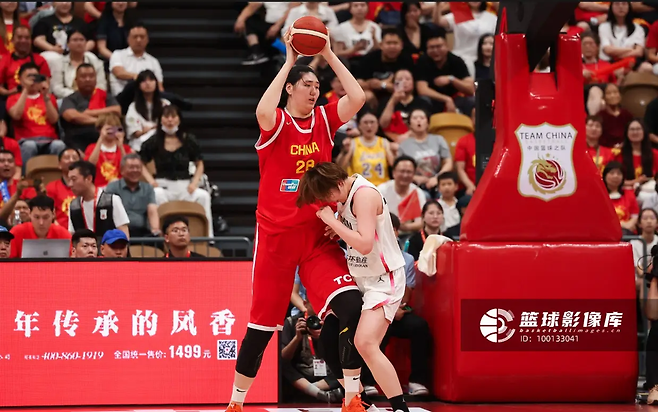 중국 여자농구대표팀 장쯔위가 18일 일본과 평가전에서 골밑에서 볼을 잡고 있다. 소후닷컴 캡처