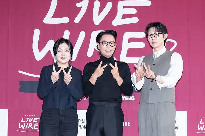 (왼쪽부터) 신유선 PD, 정재형, 코드 쿤스트가  19일 서울 중구 커뮤니티하우스 마실에서 진행된 엠넷 음악 토크쇼 ‘라이브 와이어’ 제작발표회에서 포즈를 취하고 있다. 엠넷 제공