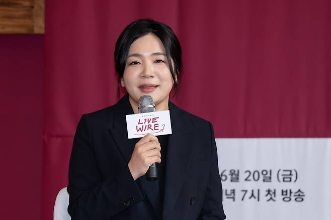 신유선 PD가 19일 서울 중구 커뮤니티하우스 마실에서 진행된 엠넷 음악 토크쇼 ‘라이브 와이어’ 제작발표회에서 질의응답을 진행하고 있다. 엠넷 제공