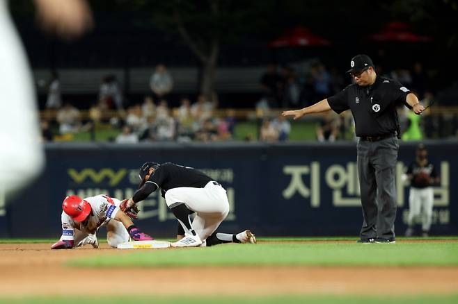 KIA 타이거즈 박찬호(왼쪽)가 18일 광주 KT전에서 2루 도루에 성공하는 순간. /사진=KIA 타이거즈 제공