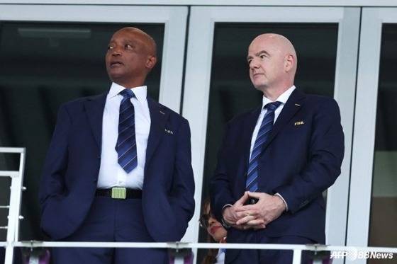 파트리스 맛시피(왼쪽) 아프리카축구연맹 회장과 지안니 인판티노 FIFA 회장이 지난 18일(한국시간) 클럽월드컵 울산HD-선다운스의 경기를 관전하고 있다.  /AFPBBNews=뉴스1
