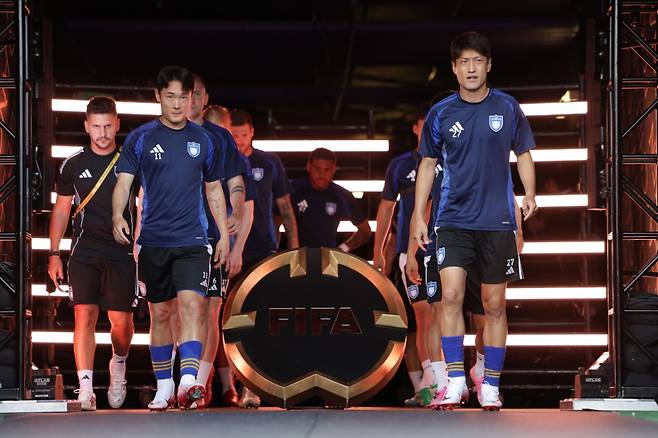 경기장에 입장하고 있는 울산 HD 선수들. /사진=울산 HD 제공