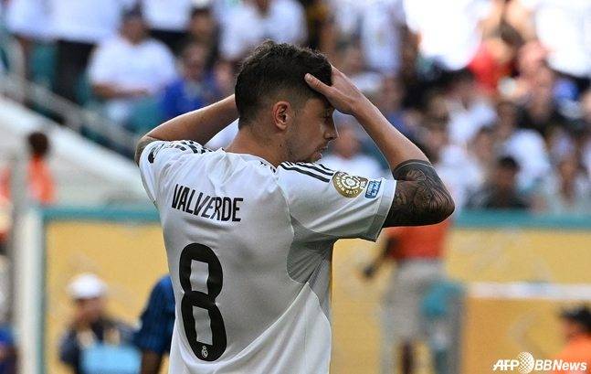 레알 마드리드 미드필더 페데리코 발베르데가 알 힐랄전 페널티킥 실축 후 머리를 감싸쥐고 있다. /AFPBBNews=뉴스1