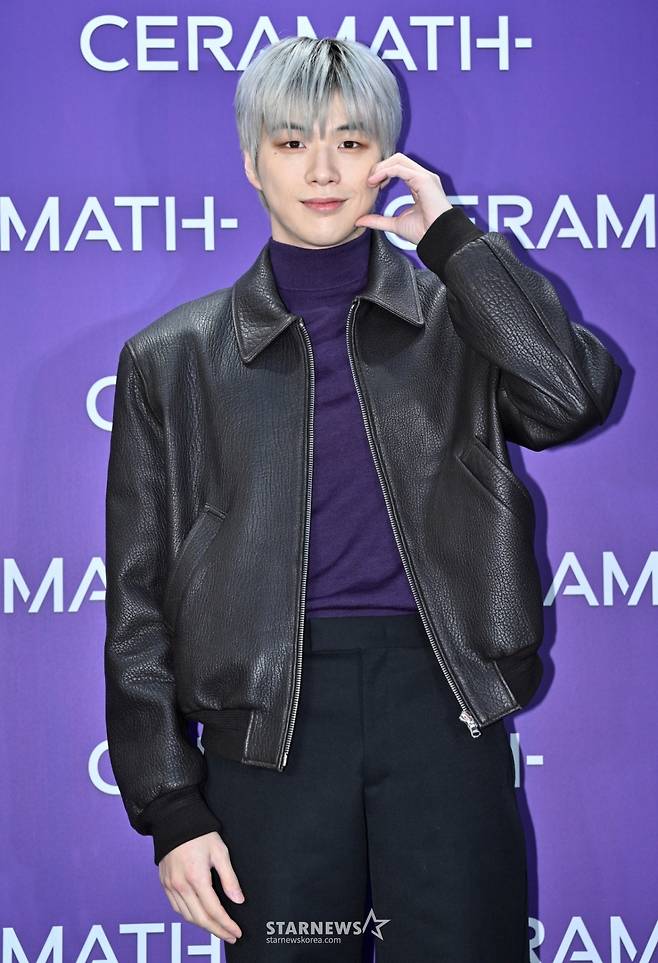 (서울=뉴스1) 김진환 기자 = 가수 강다니엘이 22일 오후 서울 강남구 압구정 세라매스(CERAMATH) 플래그십 스토어에서 열린 론칭 기념 행사에 참석해 포즈를 취하고 있다. (공동취재) 2024.11.22/뉴스1  Copyright (C) 뉴스1. All rights reserved. 무단 전재 및 재배포,  AI학습 이용 금지. /사진=(서울=뉴스1) 김진환 기자