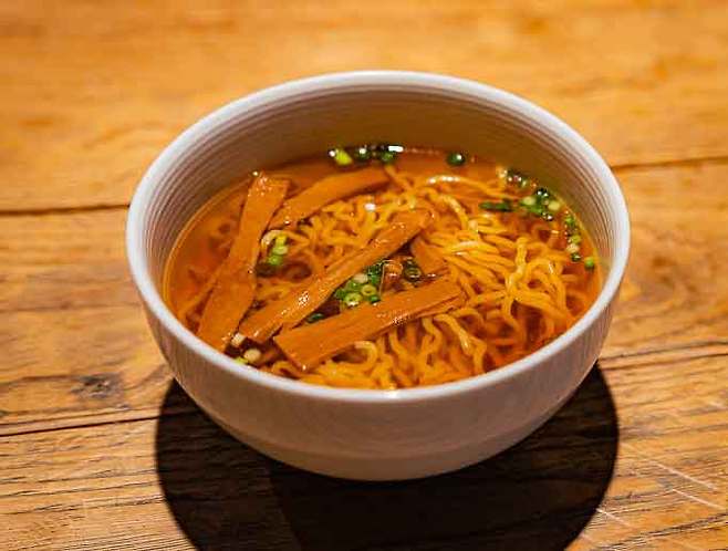 탄면은 소금이나 간장으로 간을 한 맑은 국물에 야채를 넣어 만드는 일본식 중화요리다