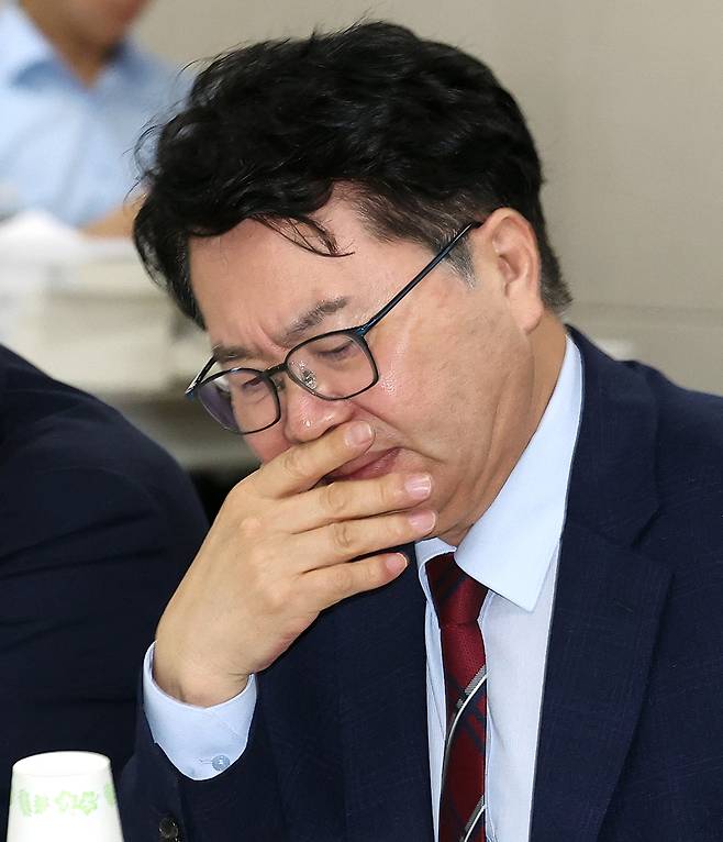 이한주 국정기획위원장이 19일 정부세종컨벤션센터에서 열린 경제2분과의 산업통상자원부 업무보고에서 굳은 표정으로 자료를 살펴보고 있다. 연합뉴스