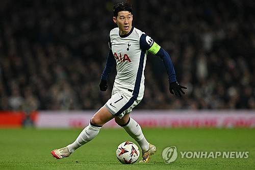 손흥민이 지난 시즌 라커룸에서 점차 고립되는 등 영향력이 줄어들었고, 토마스 프랭크 감독 역시 그를 핵심 전력으로 분류하지 않아 이적을 허용할 준비를 마쳤다는 충격적인 현지 보도가 나왔다. 토트넘은 손흥민의 막대한 상업적 가치를 활용할 8월 한국 투어를 '고별 무대'로 삼은 뒤, 본격적인 매각 절차에 나설 전망이다. 손흥민의 차기 행선지로는 사우디아라비아, 튀르키예가 거론되고 있다. 연합뉴스