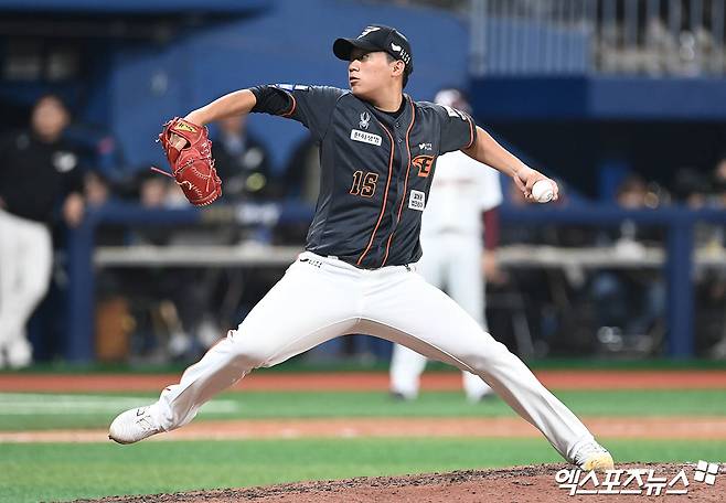 한화 이글스 좌완 영건 김기중이 18일 부산 사직야구장에서 열린 2025 신한 SOL Bank KBO리그 롯데 자이언츠와의 팀 간 9차전에서 4이닝 무실점으로 호투했다. 사진 엑스포츠뉴스 DB